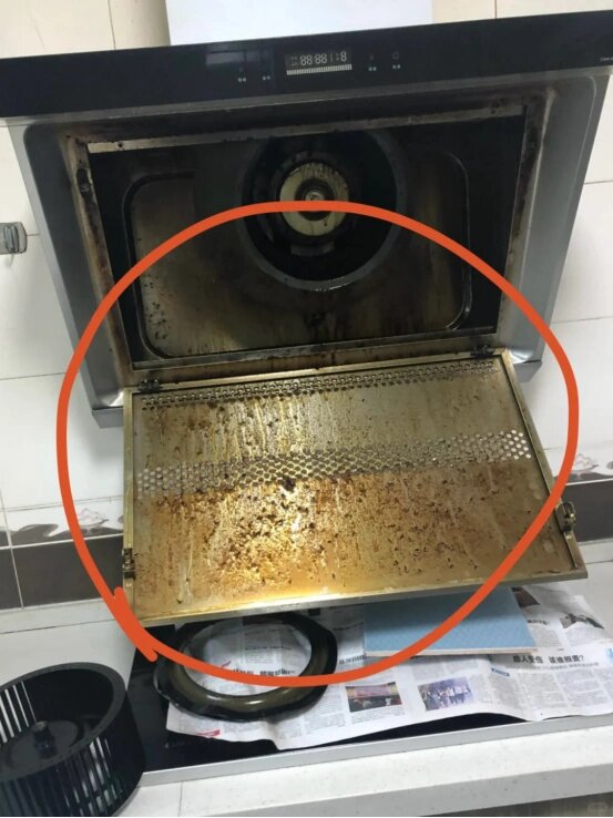 媳婦下單了我們的油煙機清洗服務，上門時婆婆卻攔著不讓拆